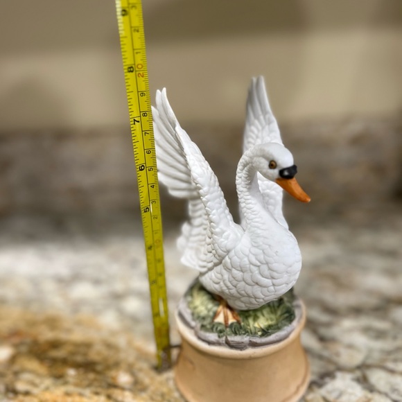 RARE - SHAFFORD
PORCELAIN BISQUE MUSIC
BOX: SWAN / GONE WITH THE WIND - VINTAGE - Picture 8 of 8